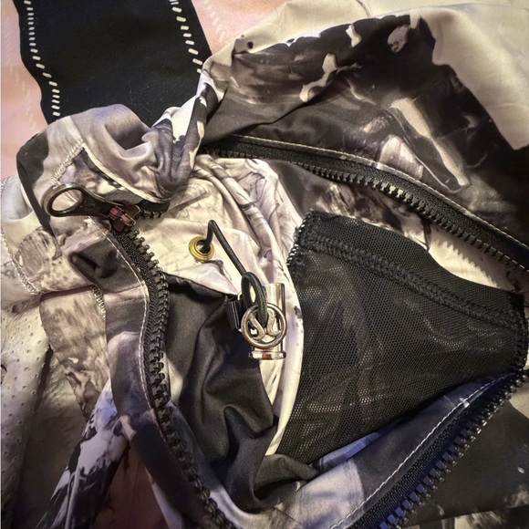 LuluLemon windbreaker Black and White Hooded - Picture 3 of 10